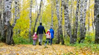 Aile yürüyüş sürücü Sarı huş park parça boyunca scooter