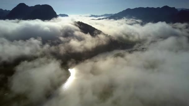 Letecký řeka svítí pod paprsky slunce mlhou rozptyl — Stock video