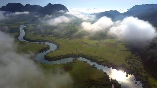 Valle verde con río sinuoso contra colinas en las nubes — Vídeo de stock