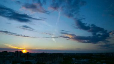 karanlık şehir üzerinde şaşırtıcı günbatımı ve resimsel akşam gökyüzü
