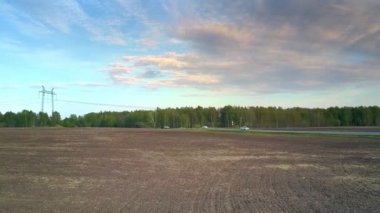 Orman ve alan arasında trafik içeren üst view yolu