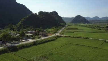 Valley road yakınındaki köy evleri için hava hareket kapatın