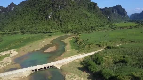 Von oben Neue Flussbrücke im endlosen Hochlandtal — Stockvideo