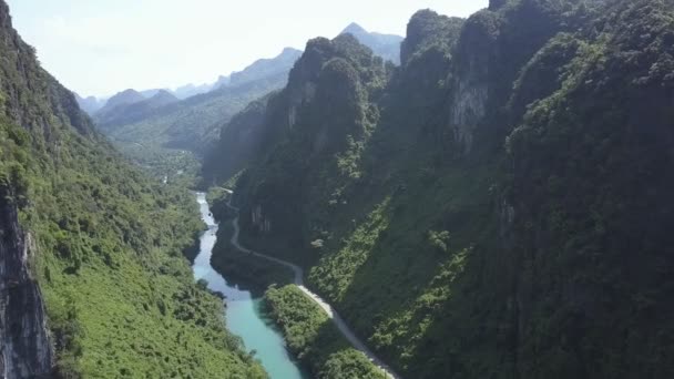 Luftaufnahme Fluss am Gleis mit fahrendem Auto in Klippenschlucht — Stockvideo