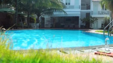 kız için engel otelin havuzunda yüzüyor ve karşı eğilir