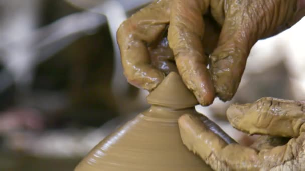 Крупним планом горщик робить невеликий конус на кришці глиняного горщика в магазині — стокове відео