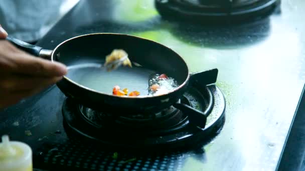 炊具把蔬菜放在黑色的平底锅上, 在咖啡馆里做菜 — 图库视频影像