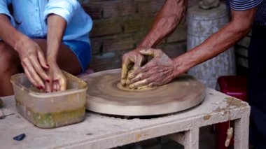 kil çömlek Çömlekçi tekerleği üzerinde yapma ana başlar kız devam ediyor