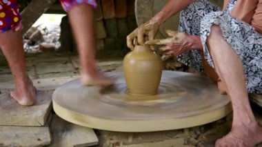 Kadınlar potters tekerleği döndürün ve güzel toprak kap yapmak