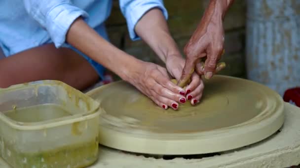 Close view woman studies make clay pot in pottery shop — Stock Video