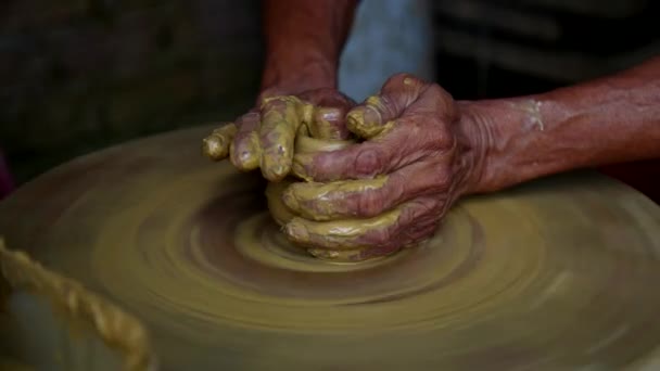 Estrecha vista experto asiático maestro hace pote con amarillo arcilla — Vídeo de stock