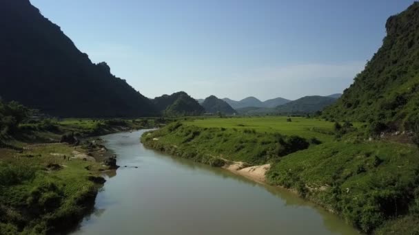 Vue aérienne champs de ferme sur la rive calme de la rivière dans la vallée — Video