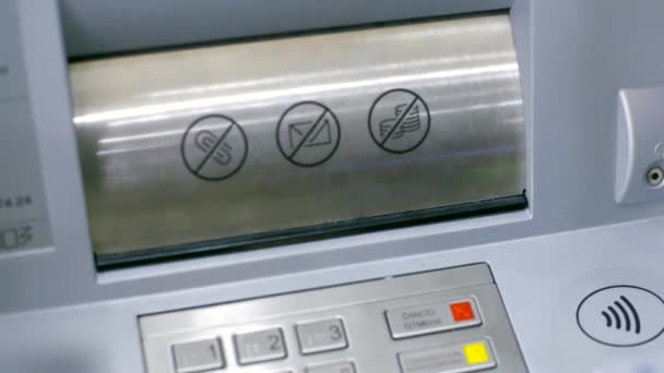Schließen Geldautomat Schlitz Metallabdeckung Öffnet Sich Und Elegante Frau Hand — Stockvideo