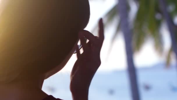 Closeup kembali matahari terbenam cahaya membuat gadis kepala siluet — Stok Video