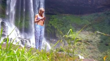 şelalenin arkasında ot karşı telefon güzel kızla standları