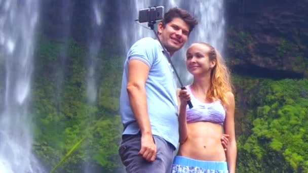 Dziewczyna facet zbliżenie zrobić selfie uśmiechając się spieniony wodospad — Wideo stockowe