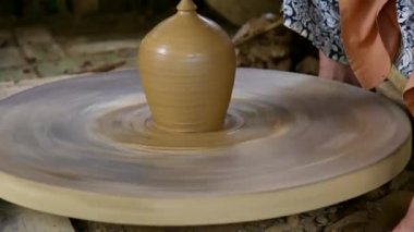 Potter tekerlek toprak kap kadın ve hızlı kalkış döner