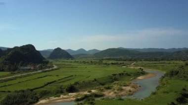 havadan görünümü yol nehir sınırsız yayla Vadisi'nde haçlar