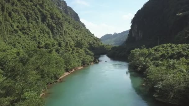 Vista aérea rio azul no cânion entre as margens da selva — Vídeo de Stock