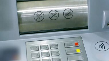 geriye doğru kadın koyar banknot closeup Atm yuvasının kapağını açar