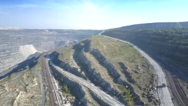 Volo a volo a volo d'uccello su rotaia e strade di terra sulla fossa dell'amianto — Video Stock