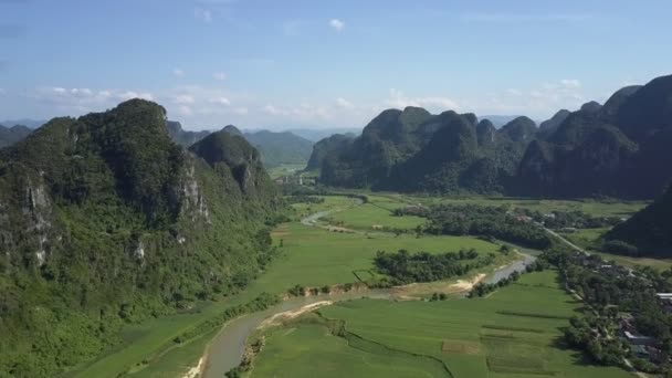 Paisaje aéreo interminable valle con campos río en las colinas — Vídeos de Stock