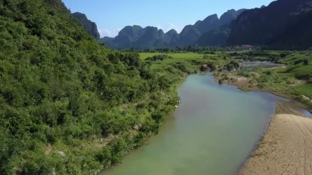 Sluiten van de beweging langs de rivier bosbouw heuvelachtige bank in vallei — Stockvideo