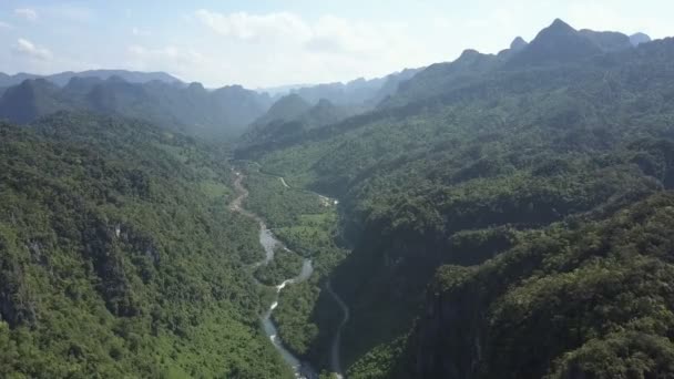 Imagem aérea do planalto tropical com estrada fluvial no cânion — Vídeo de Stock