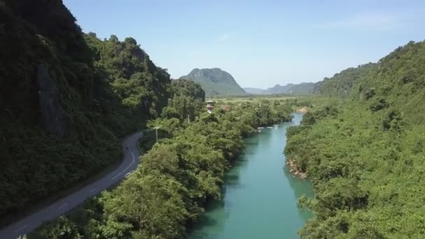 Bewegung entlang der bewaldeten Ufer des blauen Flusses, der ins Tal fließt — Stockvideo