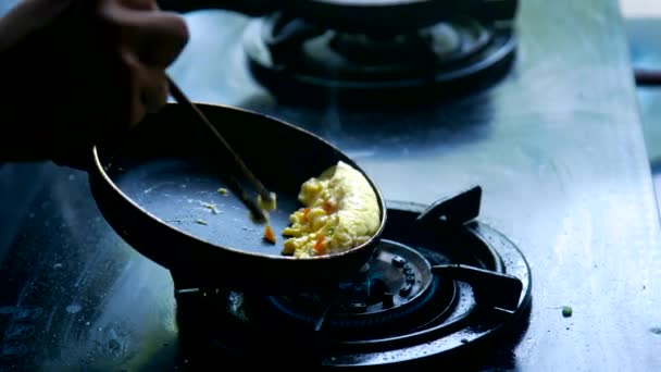 特写热东方餐与蔬菜和香料在锅里 — 图库视频影像