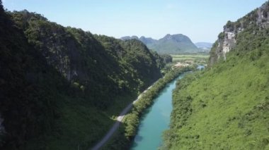 Hava nehir ve banka yola paralel olarak Kanyon menderes
