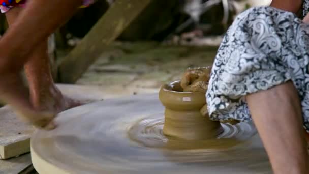 Yardımcısı tekerlek çıplak ayak potter modelleri vazo tarafından döner — Stok video