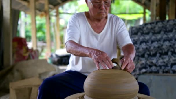 Vecchio maestro vasaio macina grande vaso di argilla con anello in metallo — Video Stock