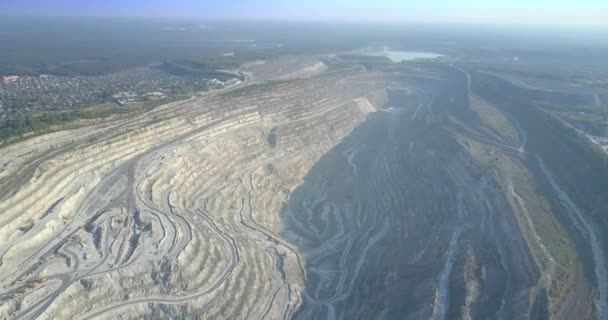 Vista panorâmica amianto pedreira e pequena cidade nas proximidades — Vídeo de Stock