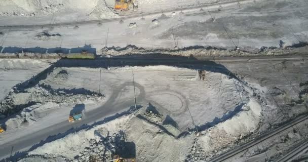 Vista aérea volquete camiones conduce a lo largo de asbesto carretera de cantera — Vídeos de Stock