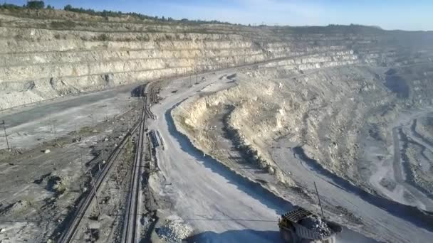 Vista aérea volcado camiones cargados conduce a lo largo de carretera terraza — Vídeos de Stock