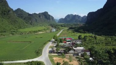 Valley tepeler arasında çalışan ülke road üzerinde uçuş kapatın