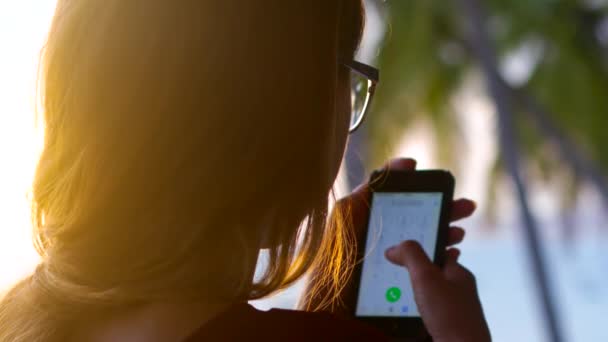 Cerrar Vista Trasera Mujer Pelo Largo Gafas Marca Número Teléfono — Vídeo de stock