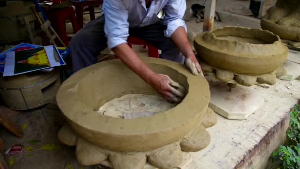 Potter makes clay footing for buddhist master statue — Stock Video