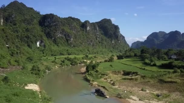 Steep green hills reflect in calm river water in valley — Stock Video