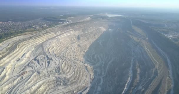 Letecký pohled na obrovské azbestu pit terén mezi rozlehlá krajina — Stock video