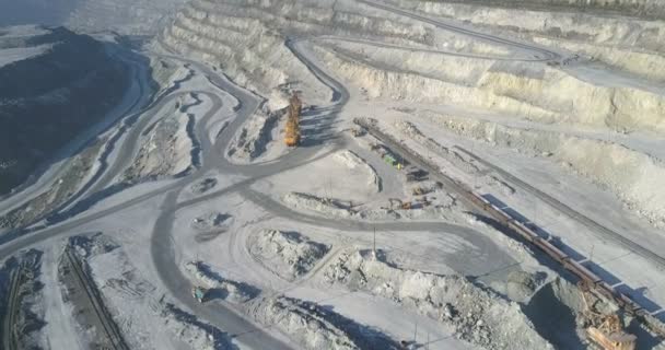 卡车行驶沿道路挖掘机站立在石棉坑 — 图库视频影像