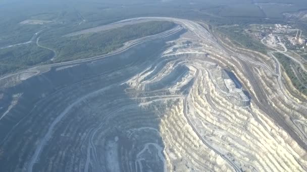 Terraços profundos aéreos do poço do amianto pela cidade de encontro à floresta — Vídeo de Stock