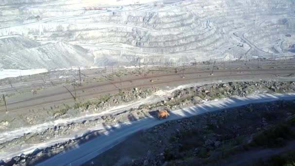 Camión volquete en la carretera a la sombra en la terraza de asbesto por ferrocarril — Vídeos de Stock