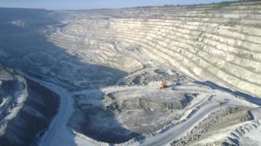 üst görünümü büyük asbest çukur uzak ekskavatör ile