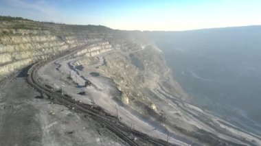 havadan görünümü damperli kamyon ve yük treni paralel olarak hareket