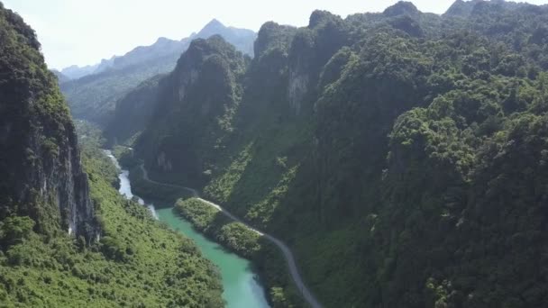 Bird eye lotu wąskie głębokiego kanionu rzeki i drogi — Wideo stockowe