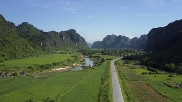 Aerial view river and road go in parallel across valley — Stock Video