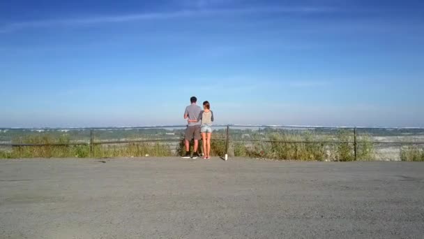 Arrière vue aérienne couple sur plaque sur carrière d'amiante — Video