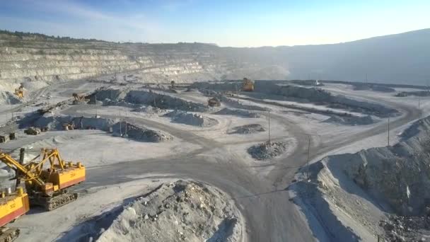 Excavadoras panorámicas y máquinas en el sitio de minería de amianto — Vídeos de Stock